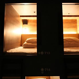 Capsulehotel Alleen voor Mannen op de Bovenverdieping