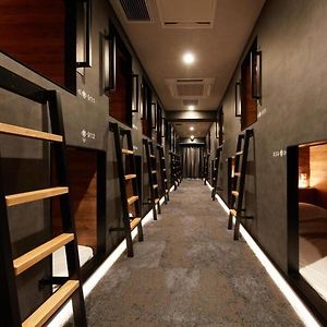 Capsulehotel Alleen voor Mannen op de Lagere Verdiepingen